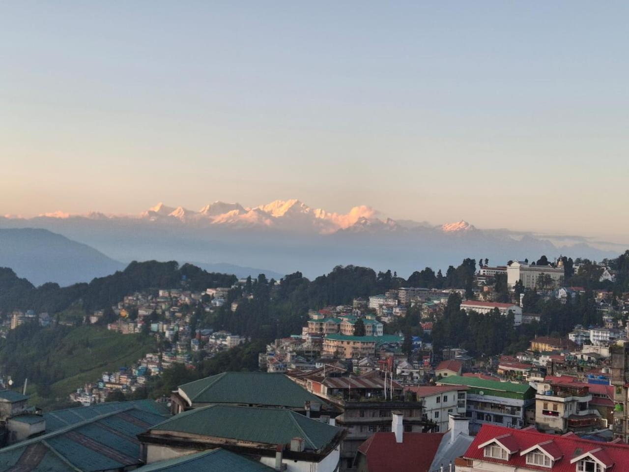 Monratino Himadrie -2 Mins Walk From Mall Road - All Rooms Have Kanchenjunga Mountain View Darjeeling  Exteriör bild