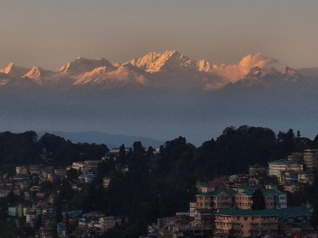Monratino Himadrie -2 Mins Walk From Mall Road - All Rooms Have Kanchenjunga Mountain View Darjeeling  Exteriör bild